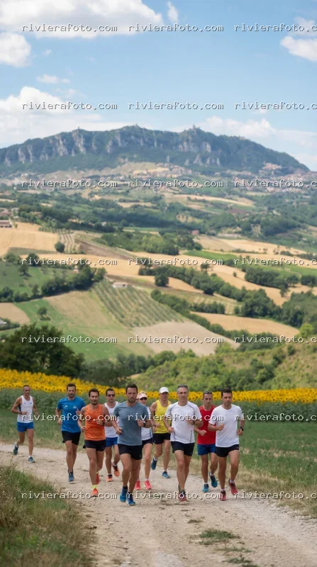 Corsa tra i girasoli con vista su San Marino nell’entroterra romagnolo