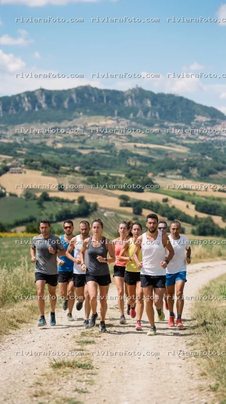 Gruppo di runners nell’entroterra romagnolo con vista su San Marino