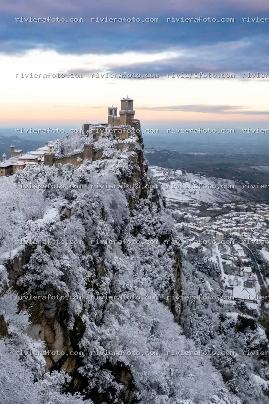 Le Tre Torri di San Marino Innevate su Monte Titano