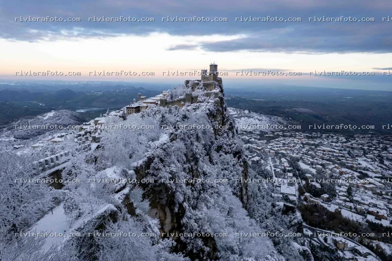 Le Torri Innevate di San Marino al Tramonto