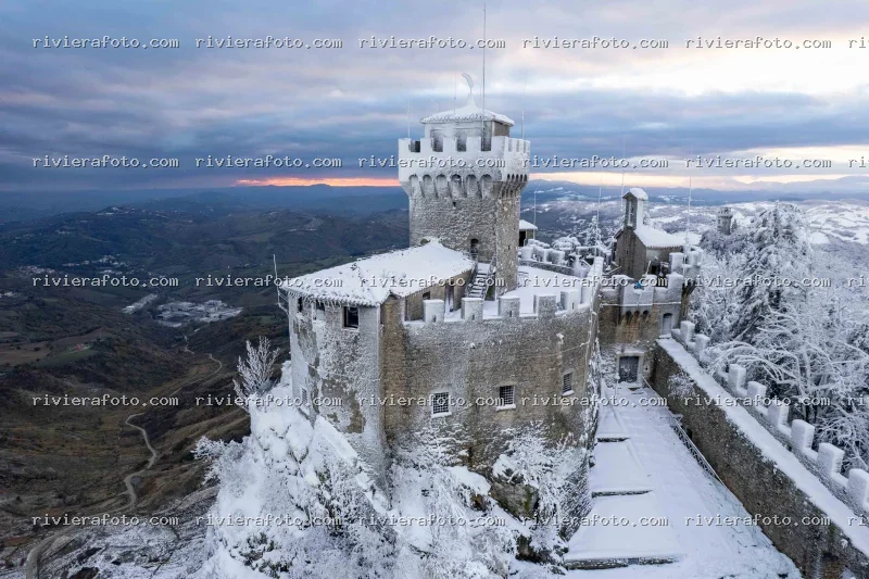Fortezza di San Marino innevata all’alba
