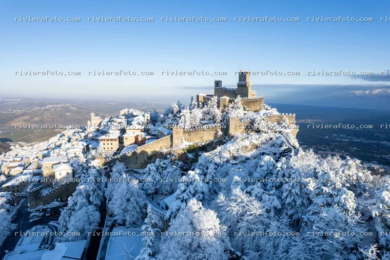 San Marino Innevata: Le Tre Torri e il Centro Storico dal Monte Titano