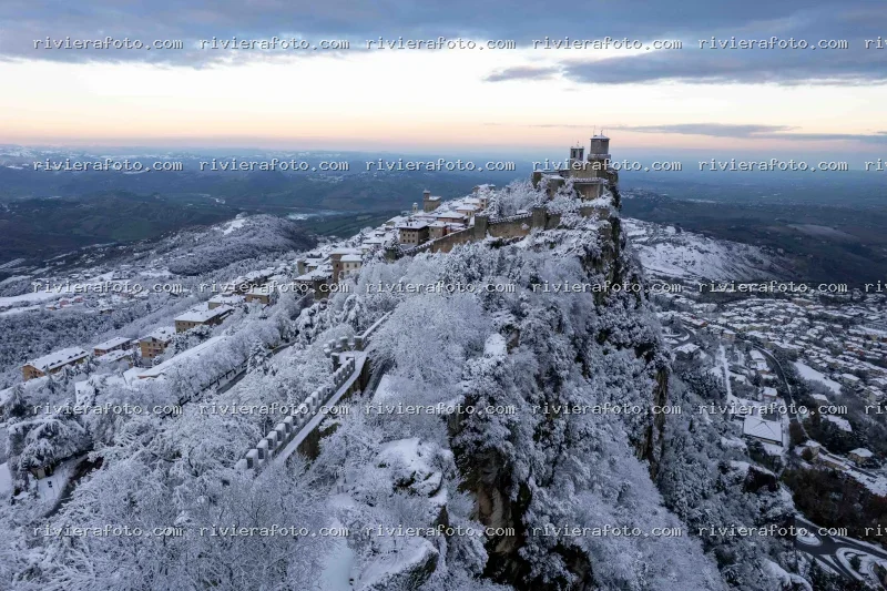 San Marino: Le Tre Torri Innevate sul Monte Titano
