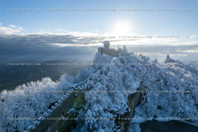 Le Torri di San Marino innevate al sole