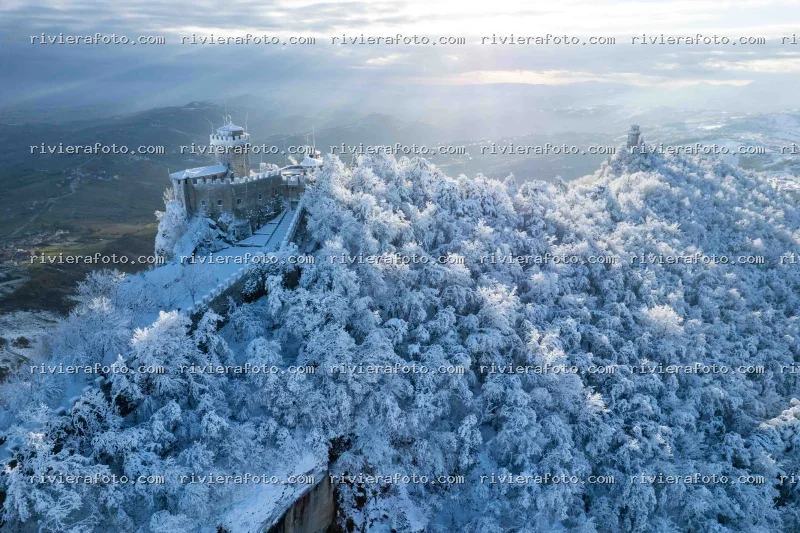 Le Torri di San Marino innevate in inverno