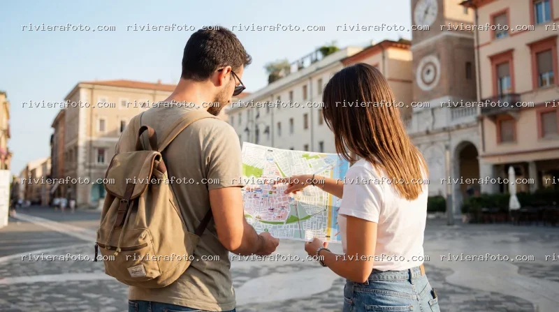 Turisti con mappa nel centro storico di Rimini