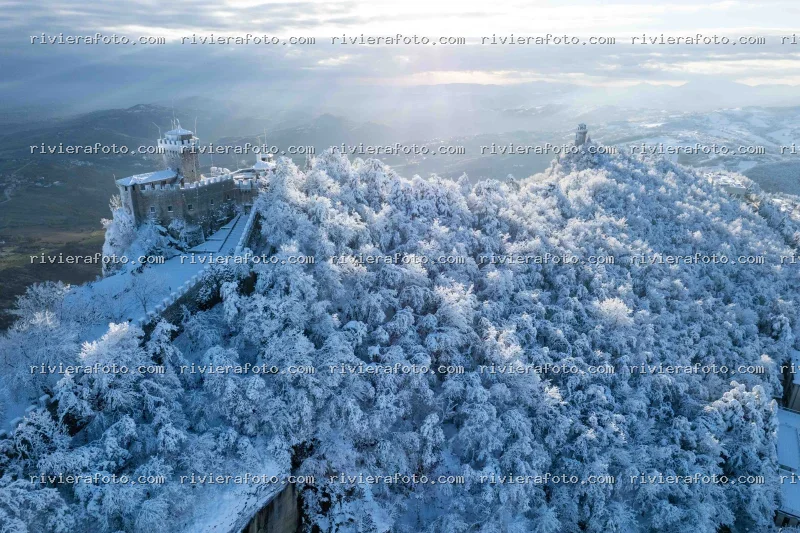 Le Torri di San Marino innevate al sole