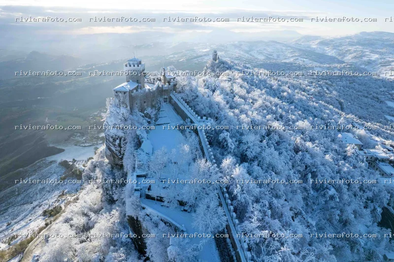 Le Tre Torri di San Marino innevate: Cesta e Montale