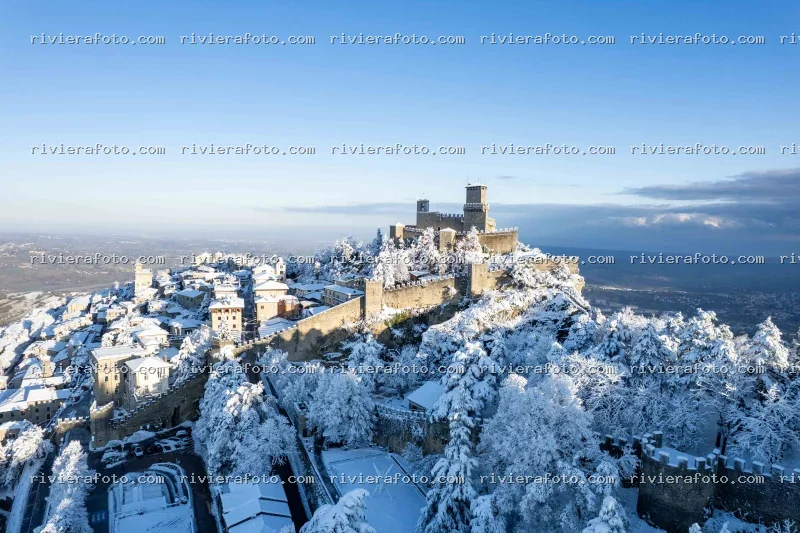 San Marino Innevata: Le Torri e il Centro Storico dal Monte Titano