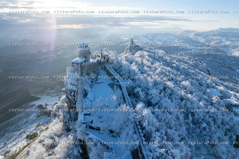 Le Tre Torri di San Marino innevate