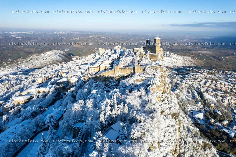 San Marino Invernale: Il Centro Storico e le Tre Torri sotto la Neve