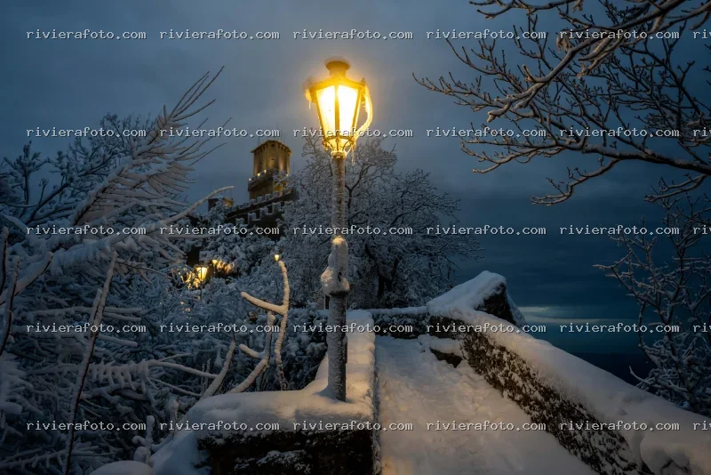 La Prima Torre di San Marino Innevata al Crepuscolo