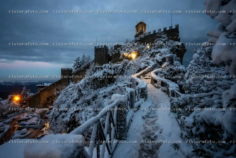 La Prima Torre di San Marino innevata al crepuscolo
