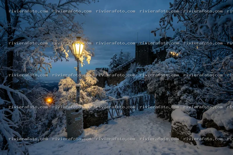 Fortificazioni di San Marino Innevate al Crepuscolo