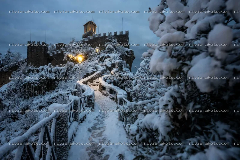 Le Torri di San Marino Innevate al Crepuscolo