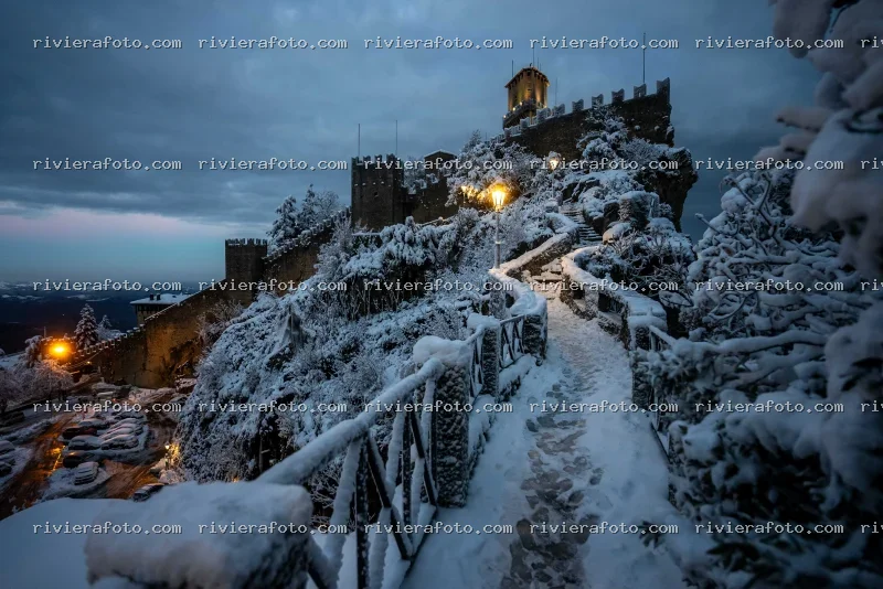 La Prima Torre di San Marino Sotto la Neve al Crepuscolo