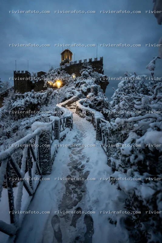 San Marino Innevato: Sentiero Panoramico Verso la Fortezza