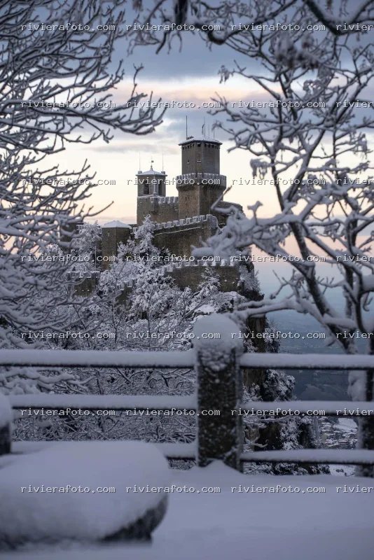 Le maestose Torri di San Marino sotto la neve