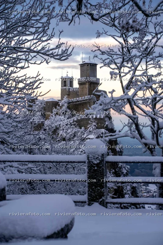 Le Torri di San Marino sotto la neve all’alba