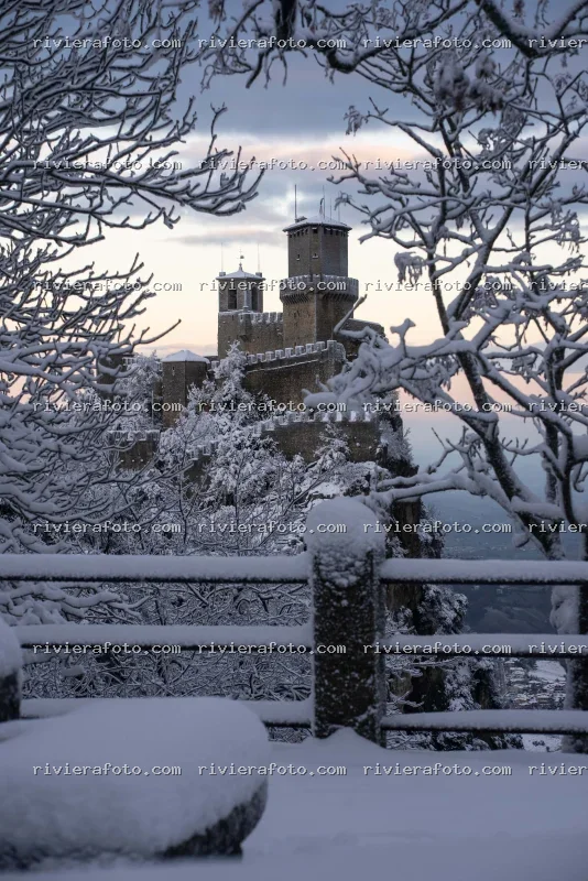 Torre Guaita di San Marino innevata