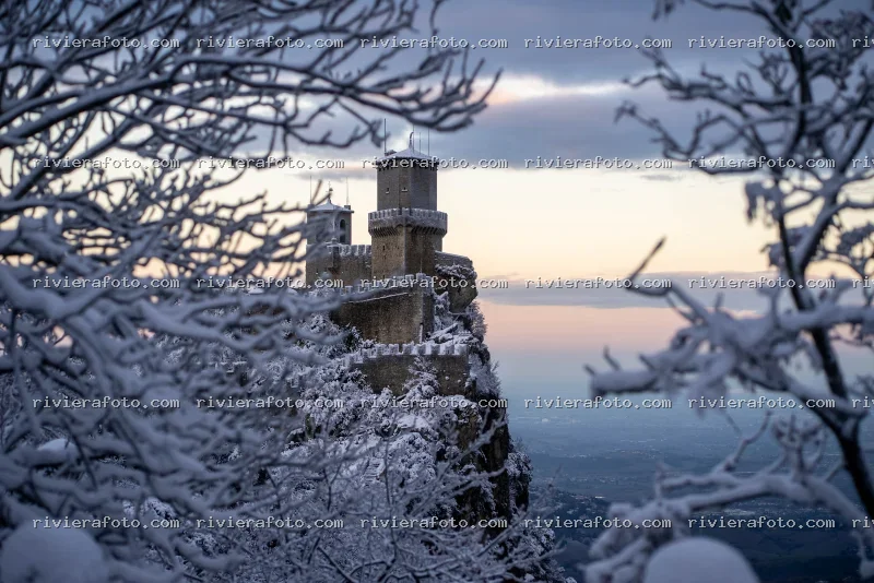 La Rocca della Guaita a San Marino Innevata all’Alba