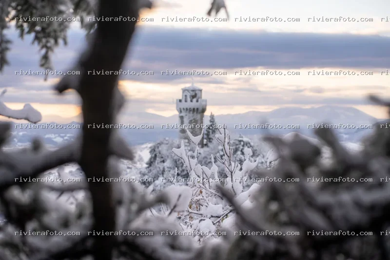 Torre di San Marino innevata all’alba