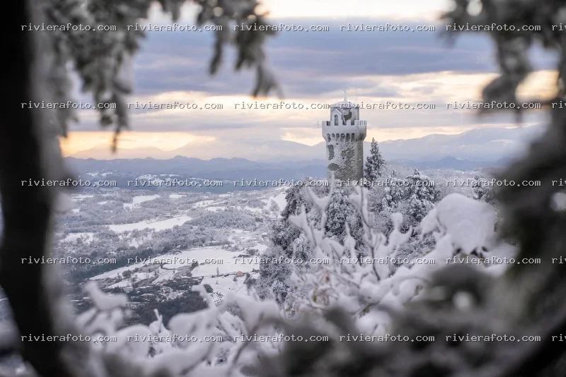 Torre di San Marino innevata con vista panoramica