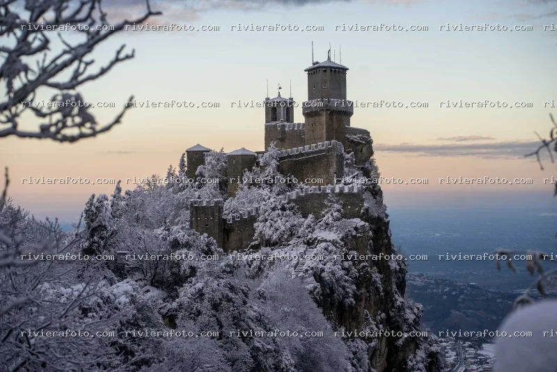 Le Tre Torri di San Marino innevate al tramonto