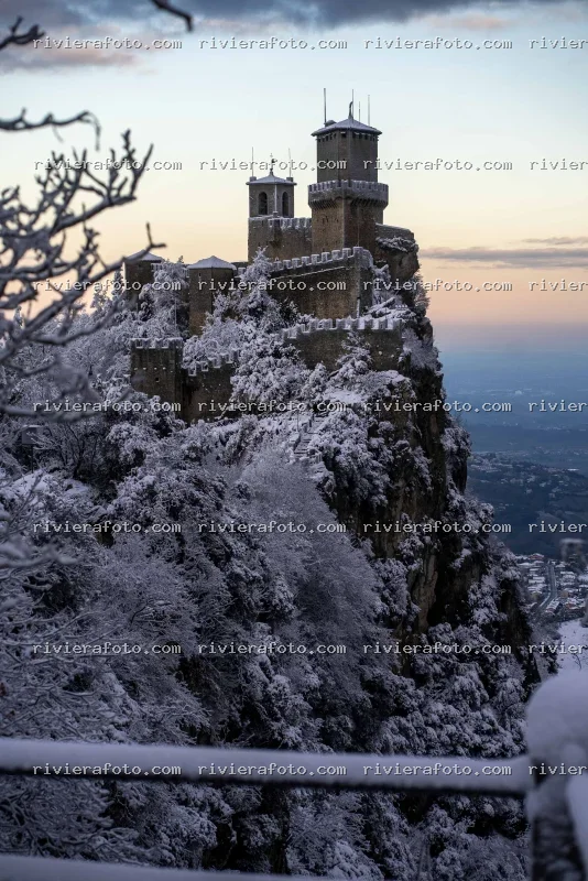 Le Fortezze di San Marino Innevate all’Alba