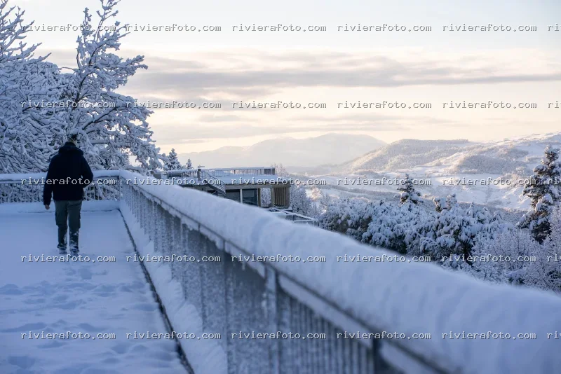 Paesaggio Invernale Montano Innevato con Architettura Moderna a San Marino