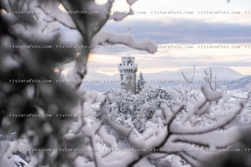Torre storica innevata a San Marino