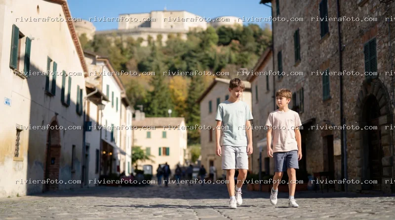 Passeggiata nel borgo storico di San Leo con la Fortezza sullo sfondo