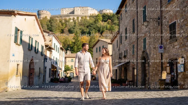 Coppia in visita al borgo di San Leo con la Rocca
