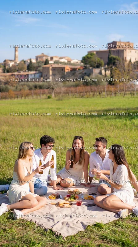 Picnic tra amici con vista sul borgo storico di Santarcangelo di Romagna e i vigneti romagnoli