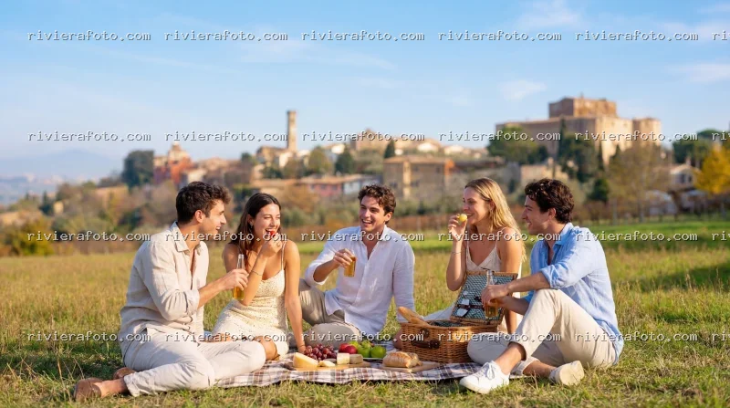 Picnic con vista sul borgo antico di Santarcangelo di Romagna nell’entroterra Romagnolo