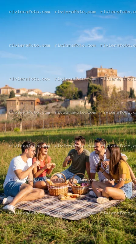 Picnic nella Campagna Romagnola con il Borgo Storico di Santarcangelo di Romagna sullo sfondo