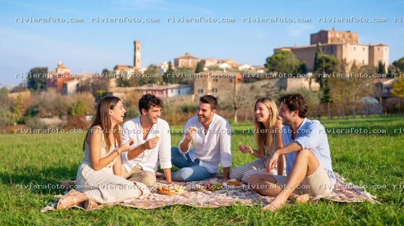 Picnic in collina con vista sul borgo storico di Santarcangelo di Romagna