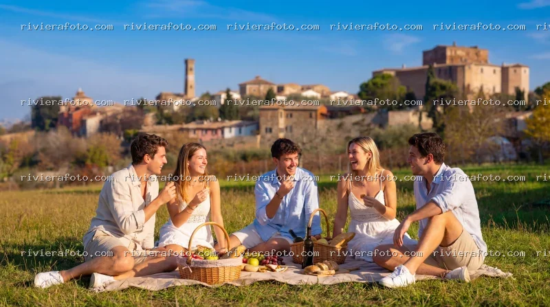 Picnic di gruppo con vista sul borgo storico di Santarcangelo di Romagna
