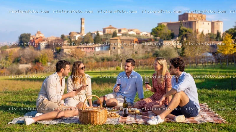 Picnic con vista sul borgo storico di Santarcangelo di Romagna e vigneti