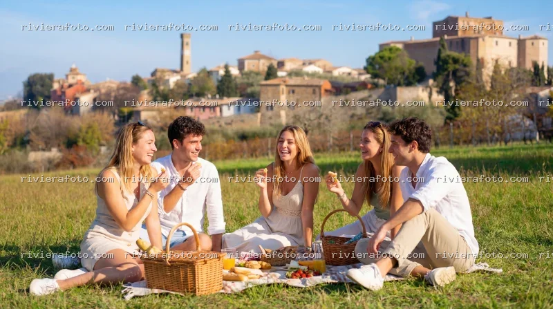Picnic in campagna con vista sul borgo storico di Santarcangelo di Romagna