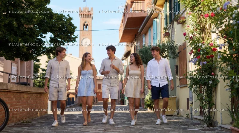 Giovani in passeggiata nel borgo storico di Santarcangelo di Romagna nell’entroterra della Riviera Romagnola