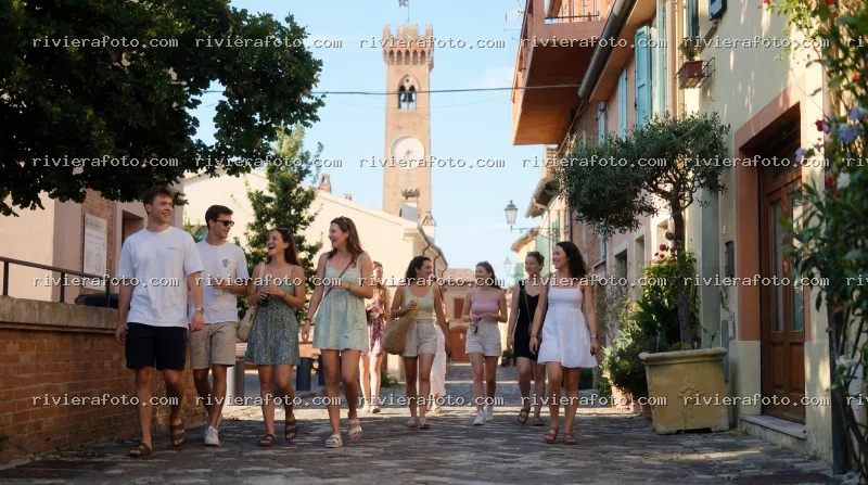 Passeggiata nel centro storico di Santarcangelo di Romagna con la Torre dell’Orologio