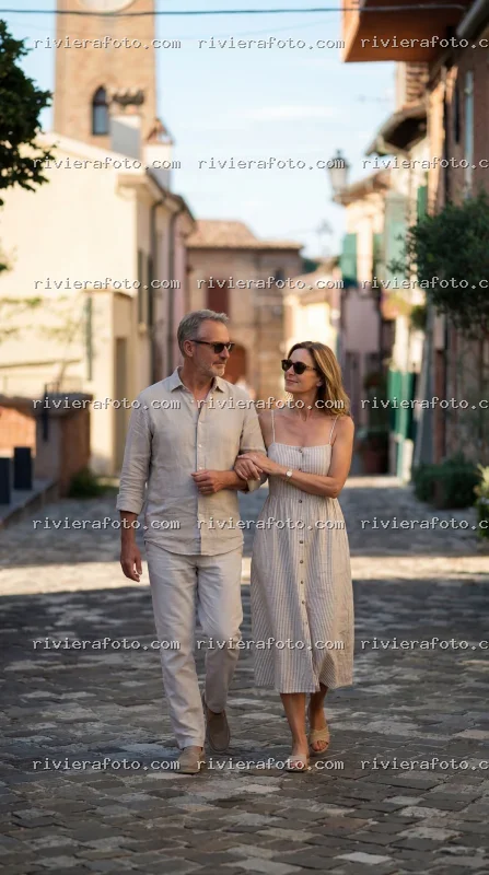 Coppia in passeggiata nel borgo storico di Santarcangelo di Romagna