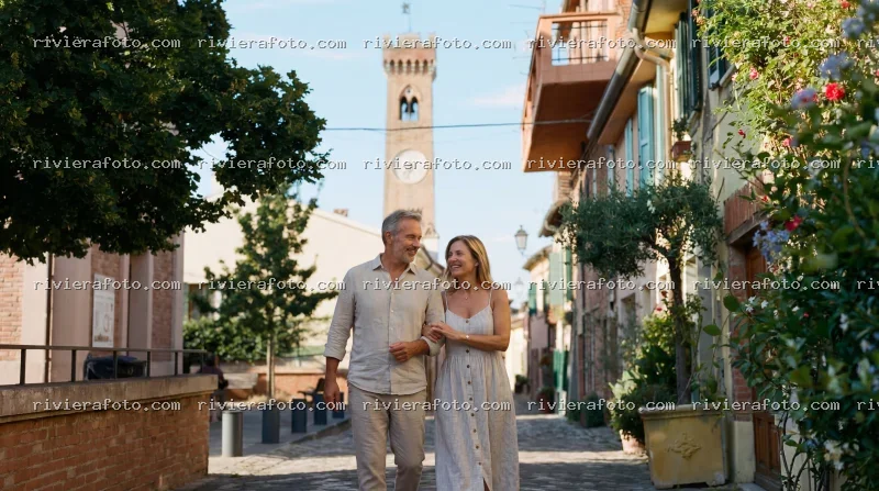 Passeggiata nel borgo storico di Santarcangelo di Romagna con la Torre Civica sullo sfondo