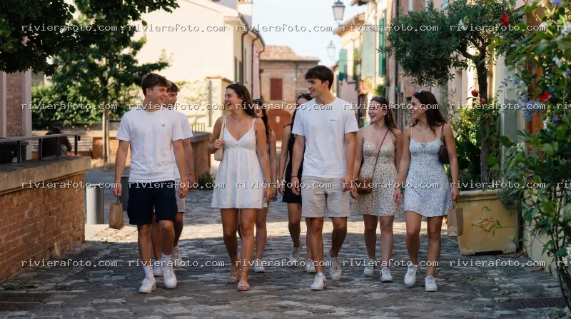 Giovani in passeggiata nel borgo storico di Santarcangelo di Romagna, nell’entroterra della Riviera Romagnola
