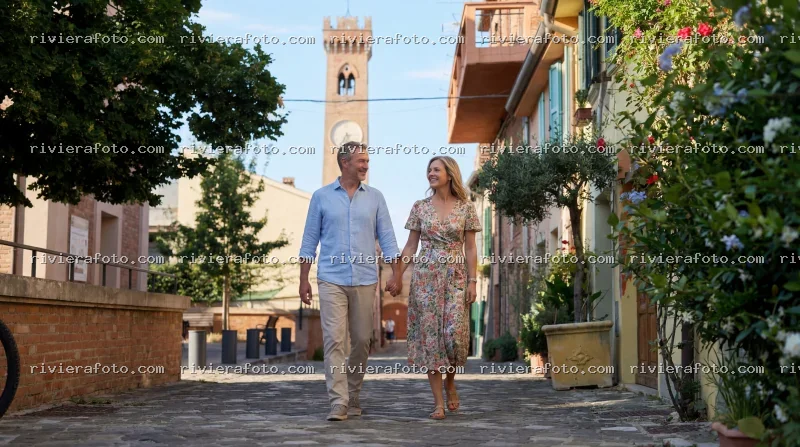 Passeggiata romantica nel borgo medievale di Santarcangelo di Romagna, con la Torre Civica sullo sfondo