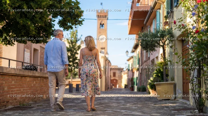 Passeggiata nel borgo storico di Santarcangelo di Romagna con vista sulla Torre Campanaria