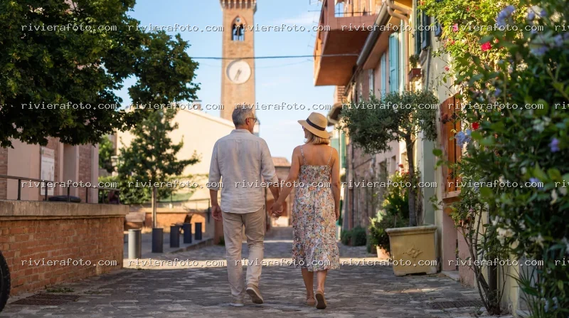 Passeggiata di coppia nel borgo storico di Santarcangelo di Romagna