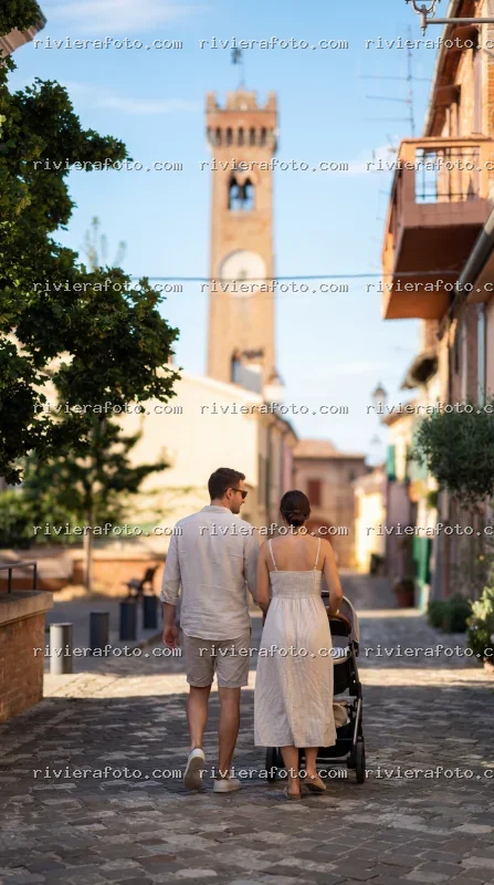 Passeggiata nel centro storico di Santarcangelo di Romagna con vista sulla Torre Civica