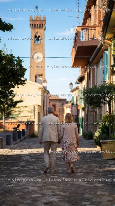 Passeggiata di coppia nel centro storico di Santarcangelo di Romagna